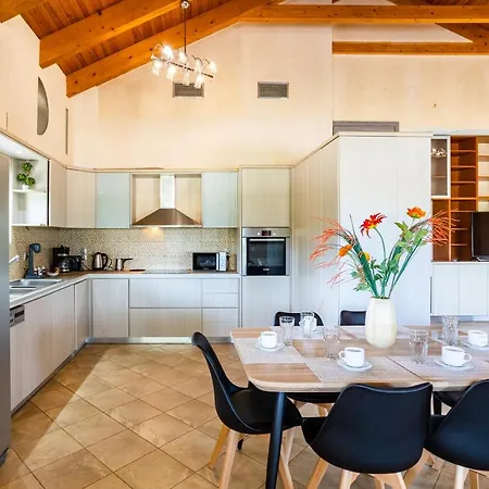 Entheon Olive - Poolside Retreats