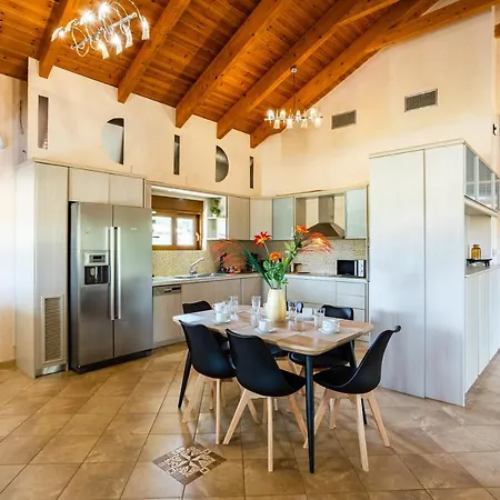 Entheon Olive - Poolside Retreats Villa *