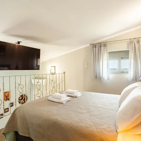 Entheon Olive - Poolside Retreats Villa *