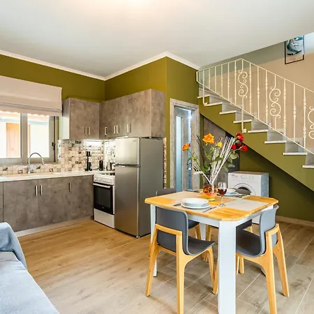 Entheon Olive - Poolside Retreats Villa