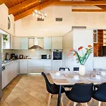 Entheon Olive - Poolside Retreats
