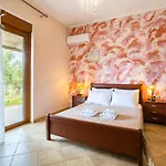 Entheon Olive - Poolside Retreats Villa