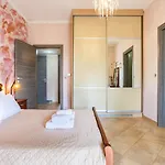 Entheon Olive - Poolside Retreats Вилла
