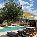 Entheon Olive - Poolside Retreats Villa *