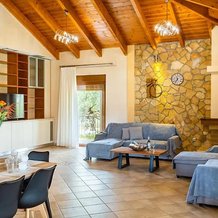 Entheon Olive - Poolside Retreats Villa Marathopoli