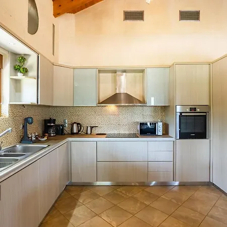 Entheon Olive - Poolside Retreats Marathopoli