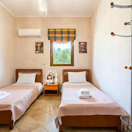 Entheon Olive - Poolside Retreats