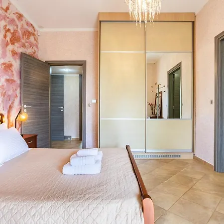 Entheon Olive - Poolside Retreats Villa