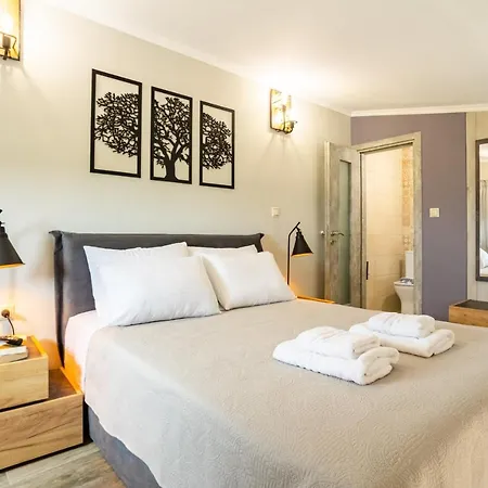 Entheon Olive - Poolside Retreats Villa