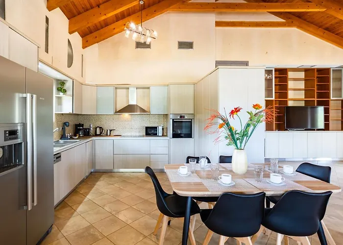 Entheon Olive - Poolside Retreats