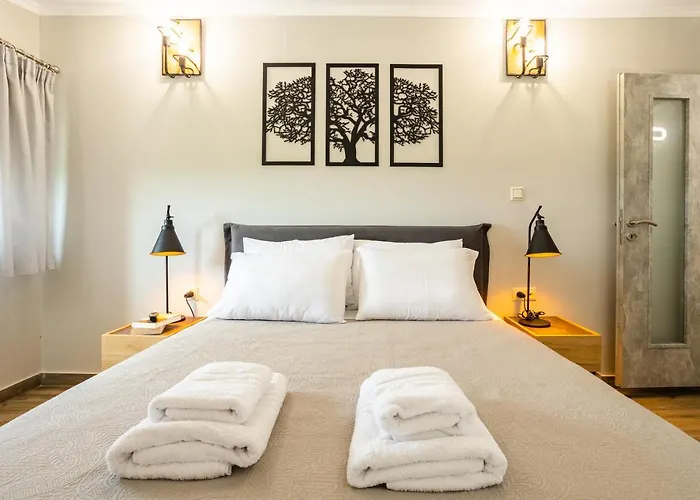 Entheon Olive - Poolside Retreats Marathopoli