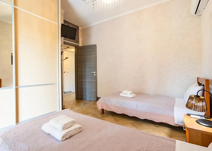 Entheon Olive - Poolside Retreats