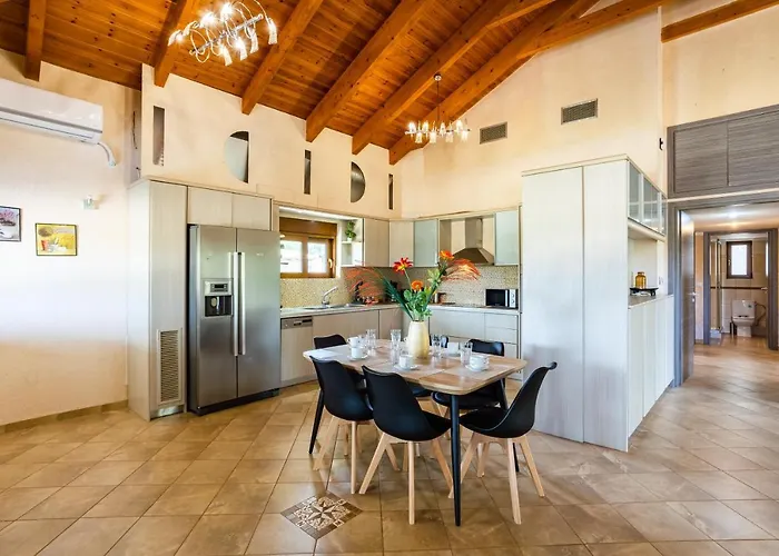 Entheon Olive - Poolside Retreats Villa *