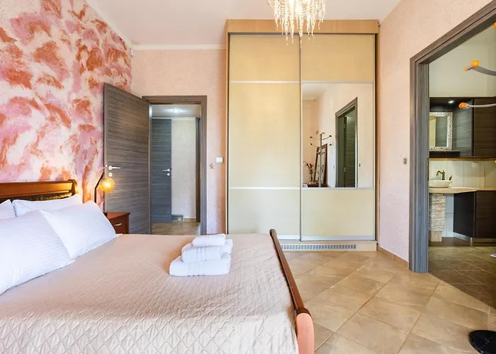 Entheon Olive - Poolside Retreats Villa