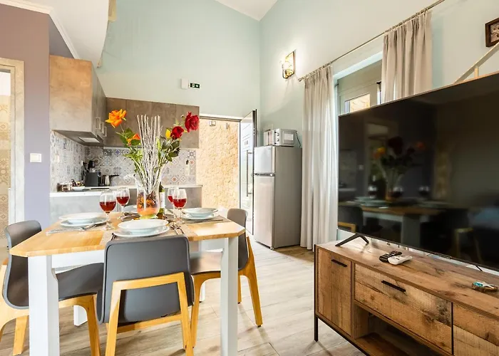 Entheon Olive - Poolside Retreats Villa *