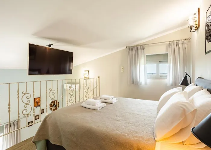 Entheon Olive - Poolside Retreats Villa *