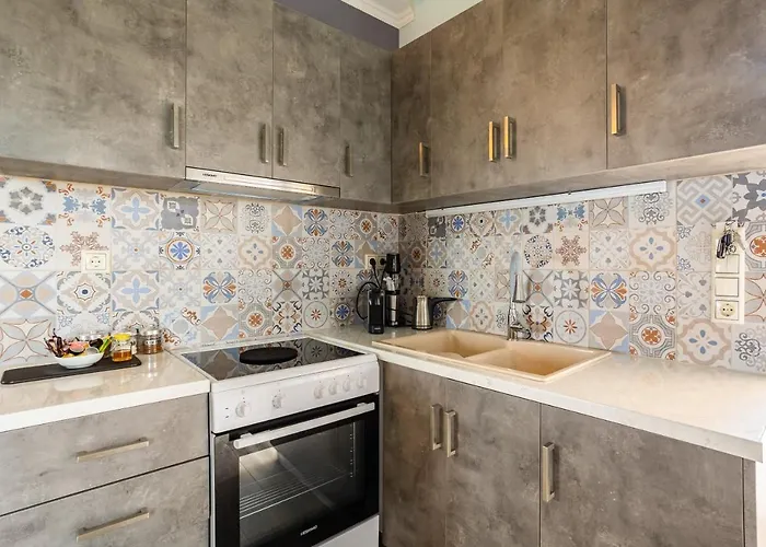 Entheon Olive - Poolside Retreats Villa