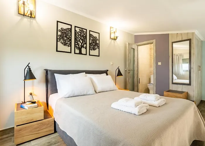 Entheon Olive - Poolside Retreats Villa