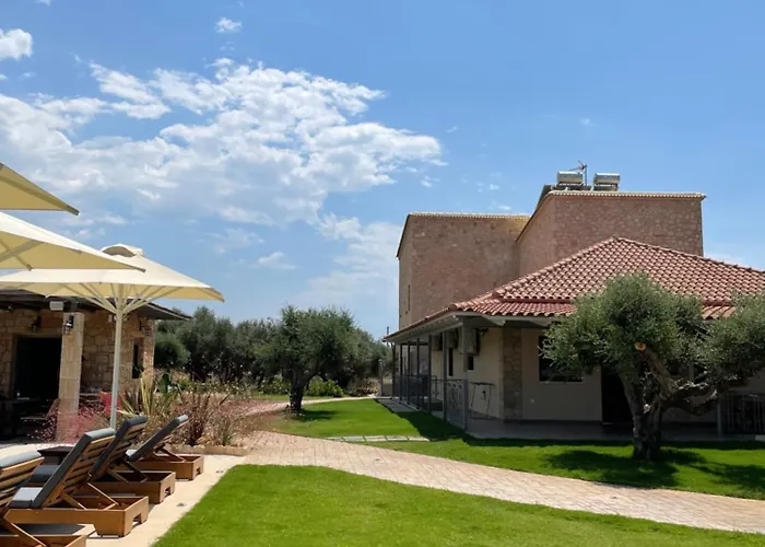 Entheon Olive - Poolside Retreats Вилла