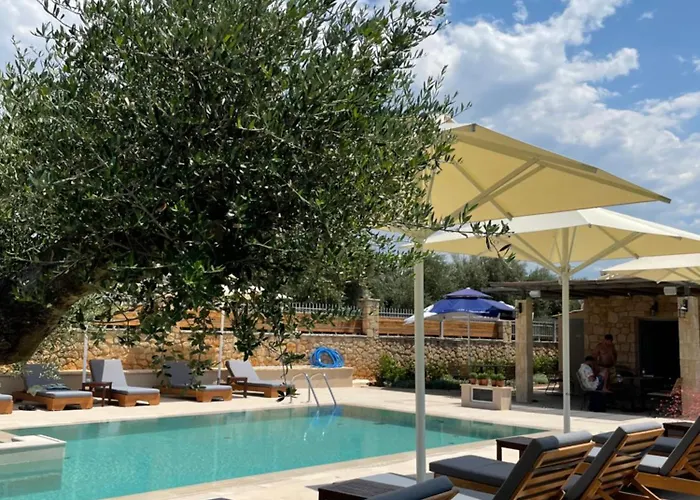 Entheon Olive - Poolside Retreats Villa *