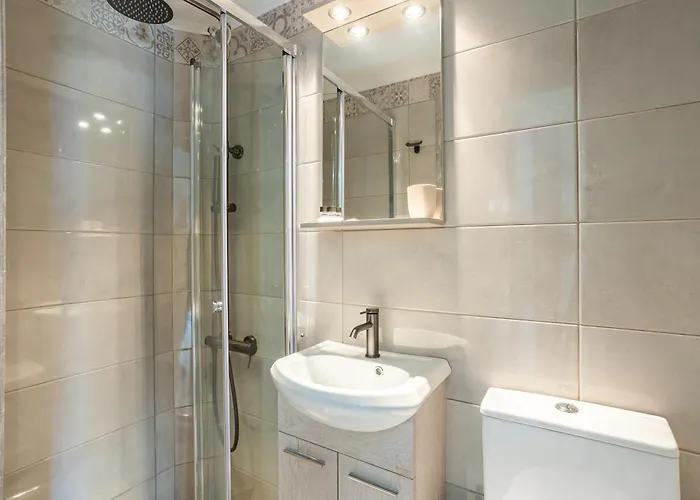 Entheon Olive - Poolside Retreats *