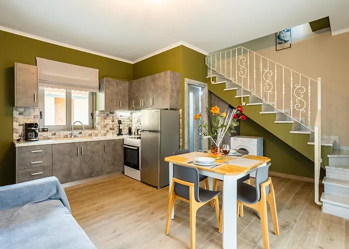 Entheon Olive - Poolside Retreats Villa