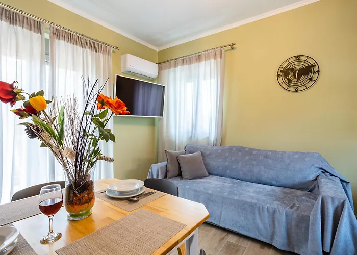 Entheon Olive - Poolside Retreats Маратополис